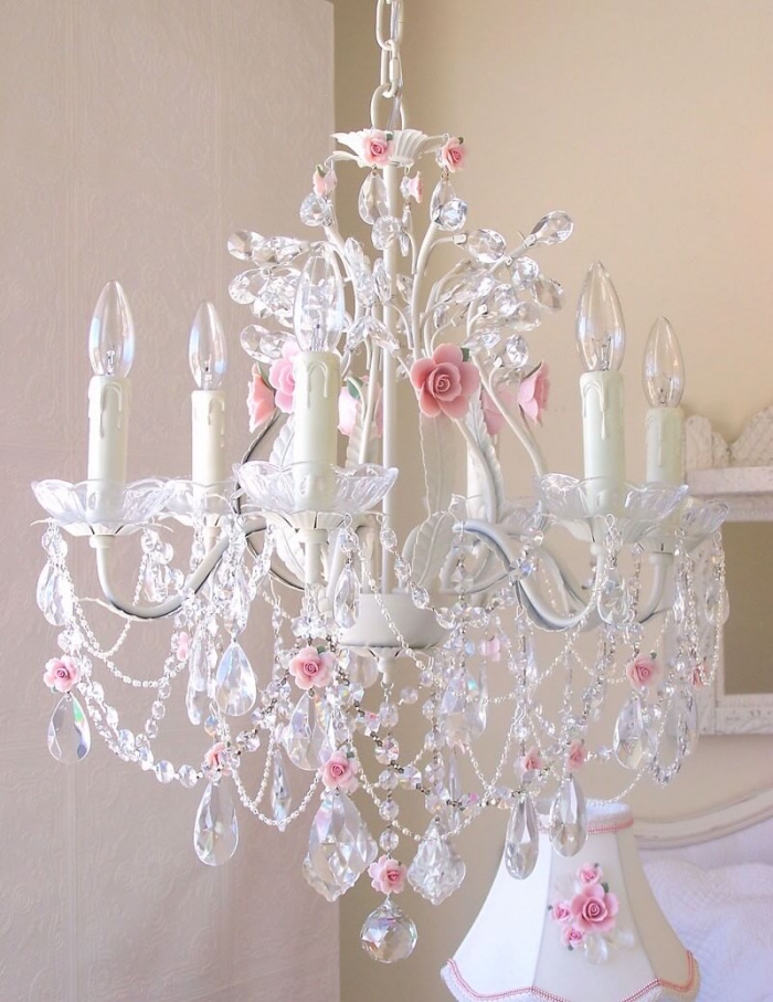 lustre baroque, décoré de cristal, breloques, decoration de fleurs rose artificielles, bougies électriques, style shabby chic comment faire