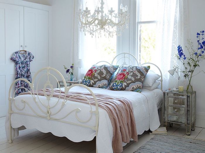 chambre shabby chic, lit metallique, housse oreiller grise à motifs floraux, lustre élégant, parquet clair, dressing blanc, chambre féminine