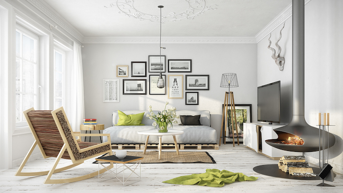 salon scandinave, plafond blanc avec décoration en plâtre, canapé blanc, cheminée grise moderne, bougeoir métallique