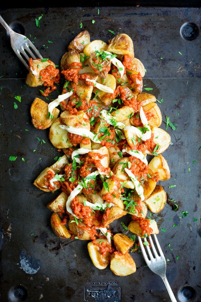 recette tapas pour faire patatas bravas, patates, pommes de terre avec de la sauce tomate épicée et mayonnaise