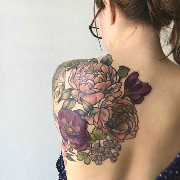 tatouage abstrait, pivoines fleuries sur le dos femme, tatto coloré bouquet de pivoines