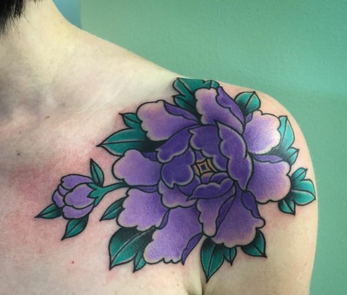 tatouage abstrait, pivoine mauve tatouée sur l'épaule avec des feuilles vertes