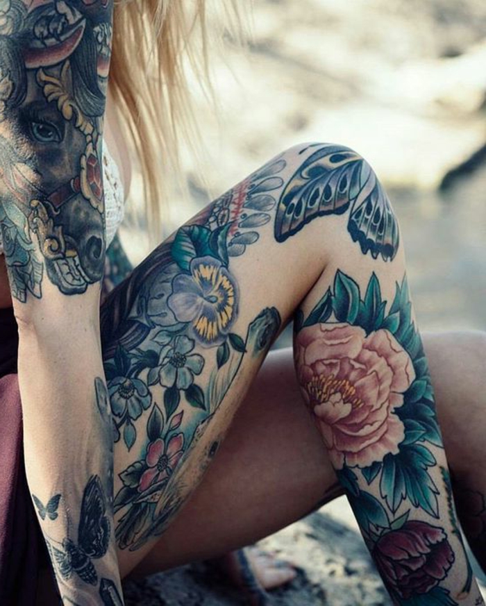tatouage abstrait, symboles floraux tatoués sur grands parties de la torse, des bras et des jambes
