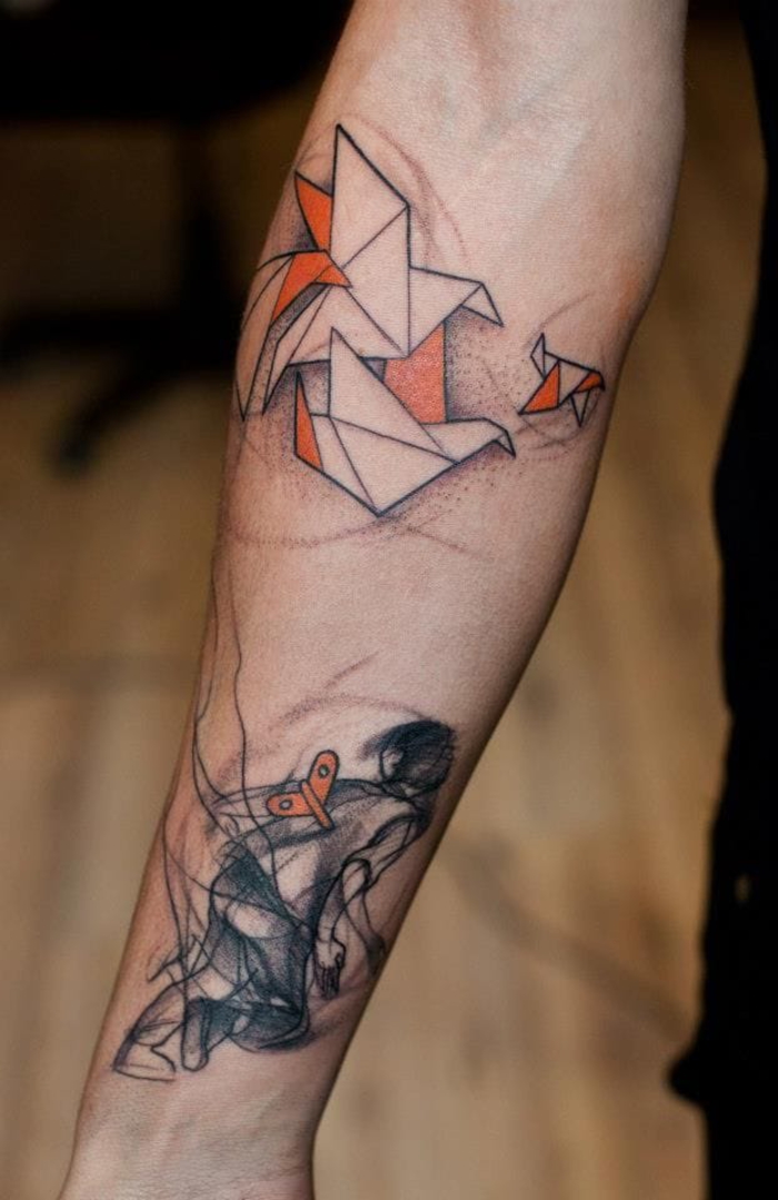 un tatouage avant bras original associant un joli travail d ombrage et les motifs origami 