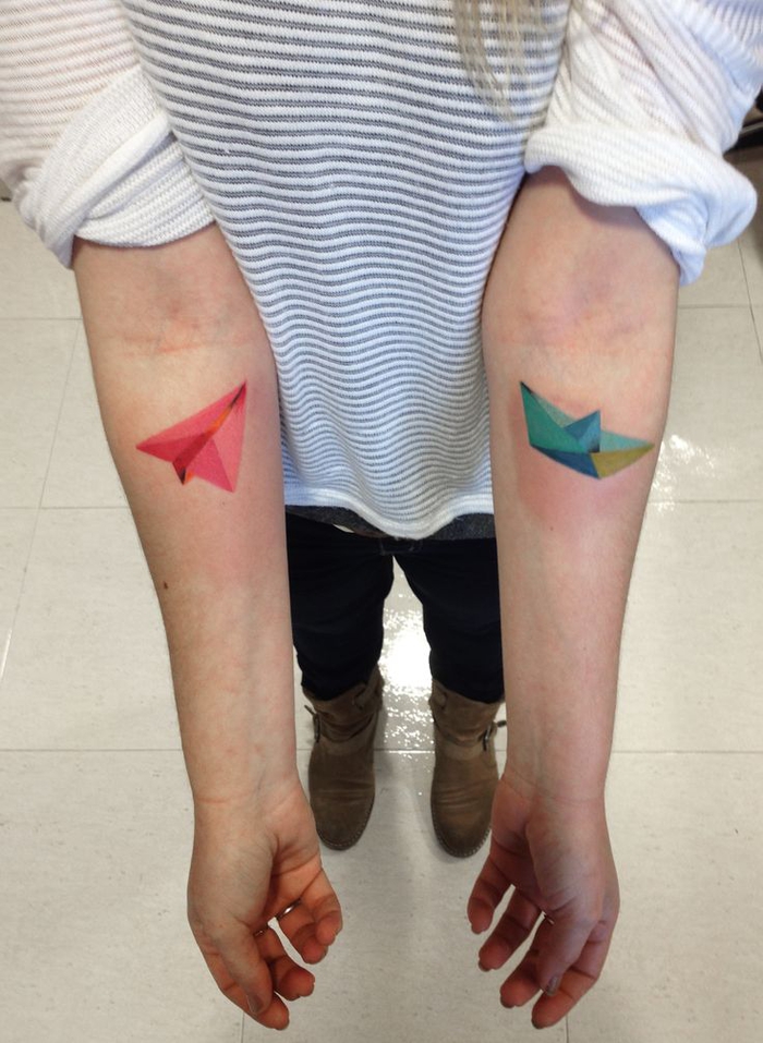 idée originale pour un tatouage avant bras femme à motif origami coloré