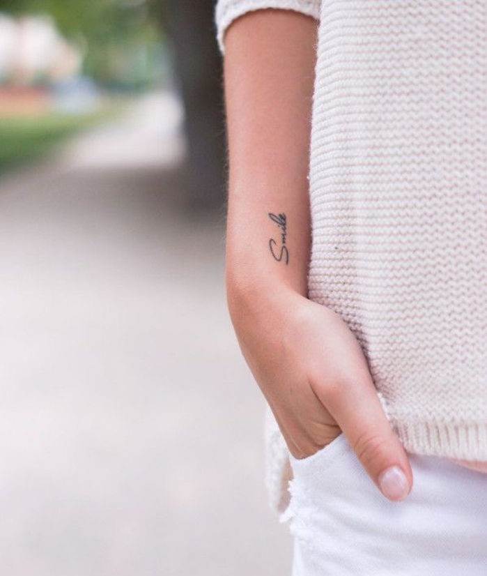 tatouage femme poignet lettrage smile idées tattoo discret fille ecriture