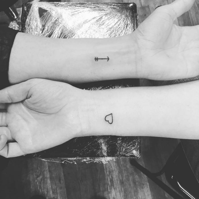 idée tattoo en commun mini tatouages poignet amitié couple flèche coeur