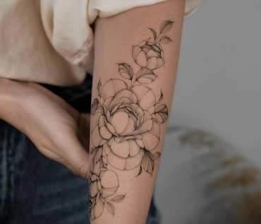 tatouage avant bras femme dessin de fleur sur peau floraison