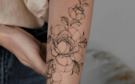tatouage avant bras femme dessin de fleur sur peau floraison