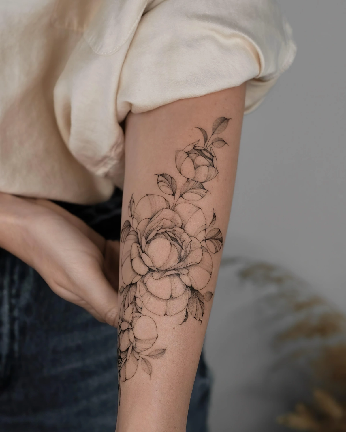 tatouage avant bras femme dessin de fleur sur peau floraison