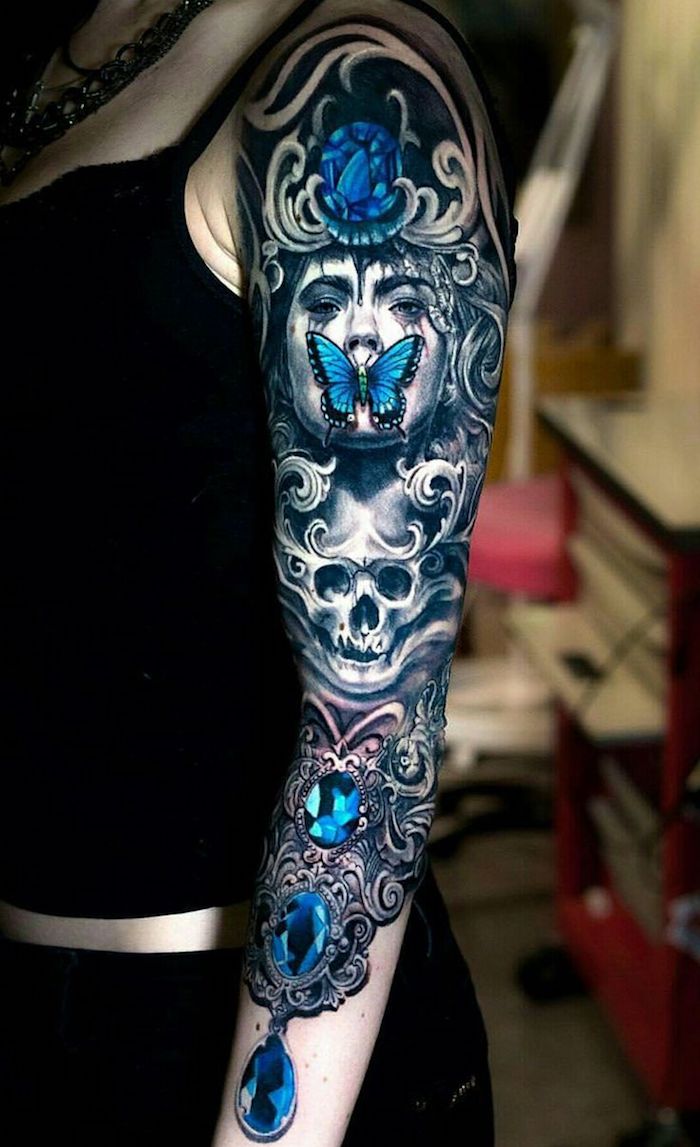 tatouage papillon 3d, débardeur et pantalon noir, tatouage sur le bras avec silhouette féminine