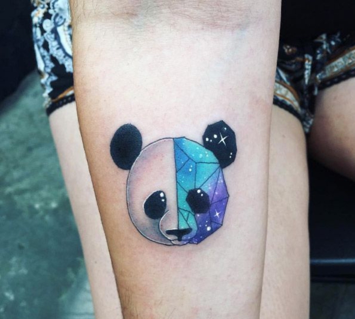 tatouage avant bras femme tête de panda géométrique qui relie l'effet galaxie 