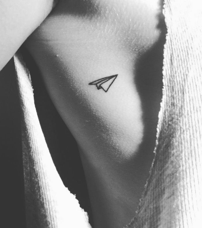 tatouage avion en papier femme idée tattoo discret sou sein femme sexy mini