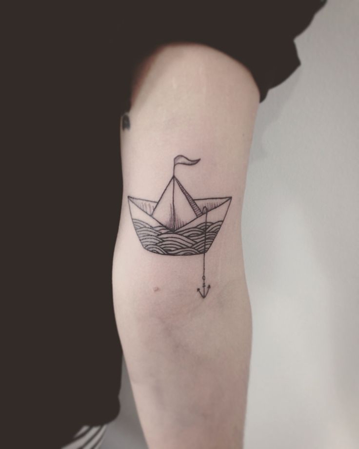 les motifs marins traditionnels s inspirent de l origami, un tatouage minimaliste bateau en papier ancré
