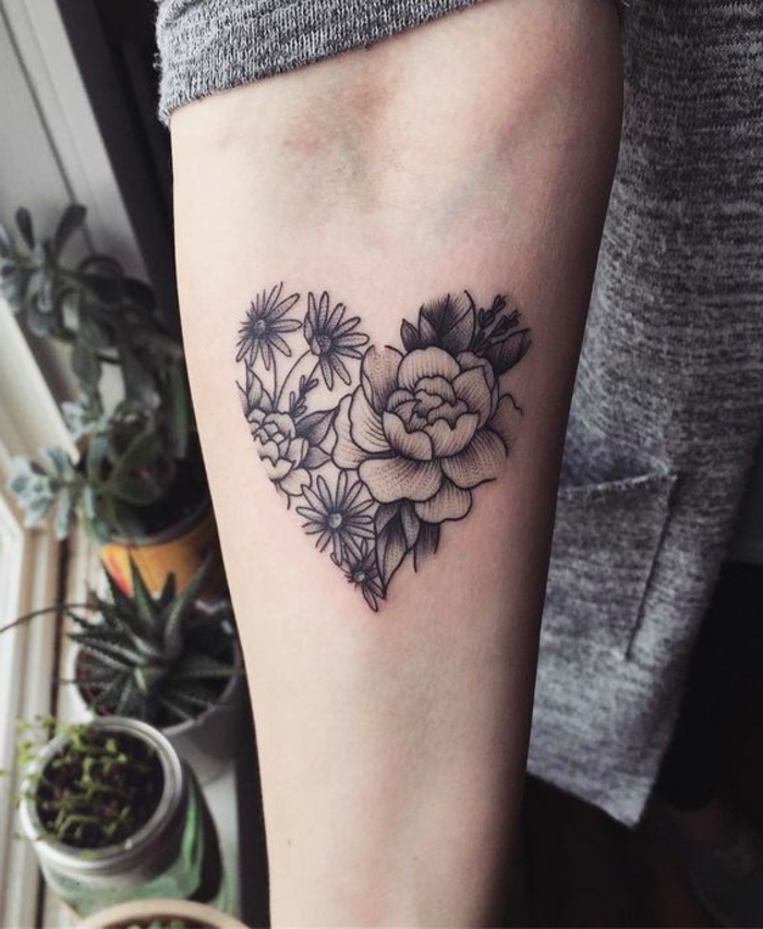 tatouage bras homme, bouquet de fleurs en forme de coeur tatoué à l'avant-bras