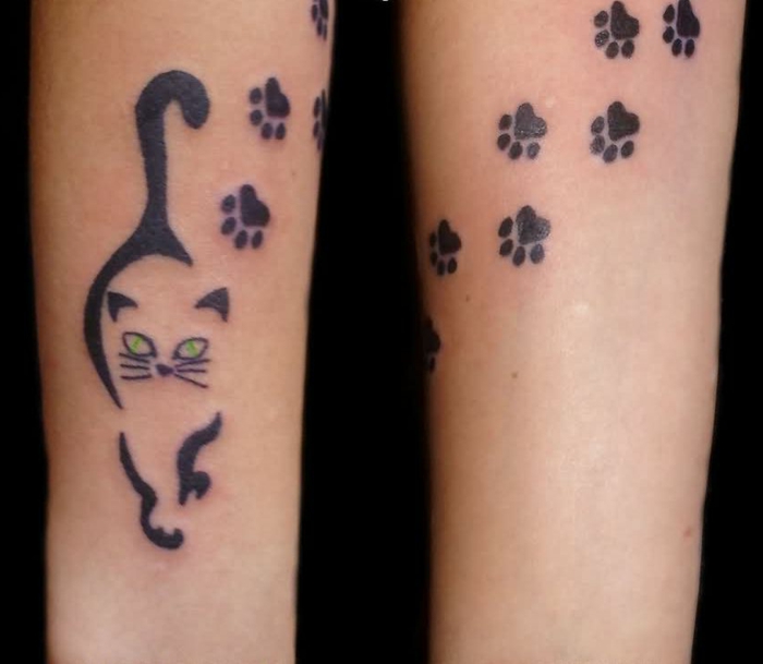 tatouage chat, une chatte noire aux yeux verts, plusieurs pattes autour d'elle