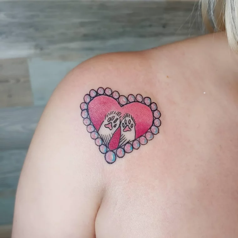 tatouage chat coeur rouge pattes amour idee dessin clavicule