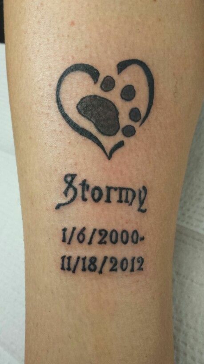 tatouage chat femme, script tatoué, coeur noir, patte d'animal
