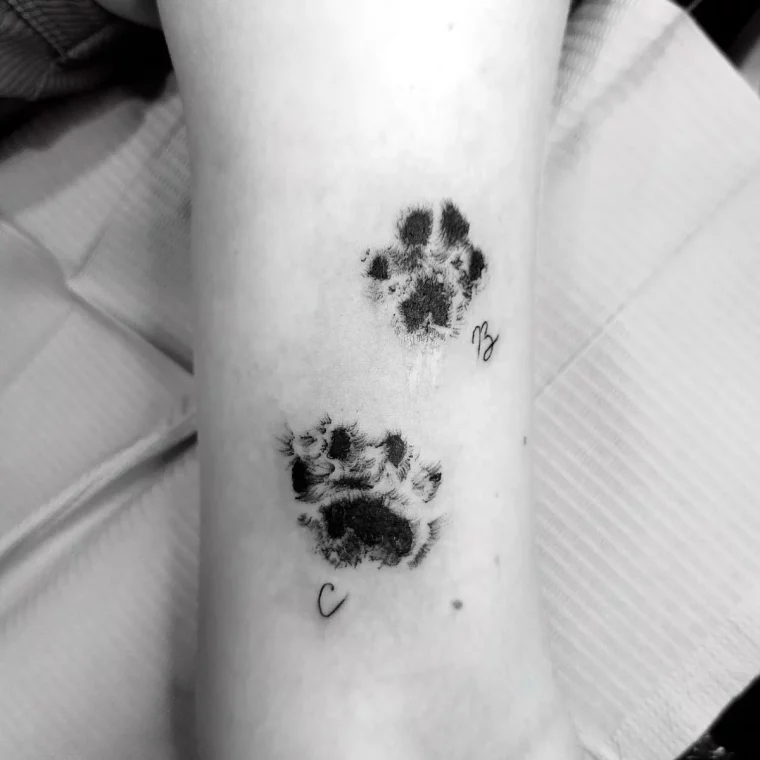 tatouage chat realiste avec initiale dessin animal compagnie