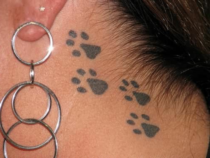tatouage chat, pattes de chat derrière l'oreille, boucles d'oreille pendantes