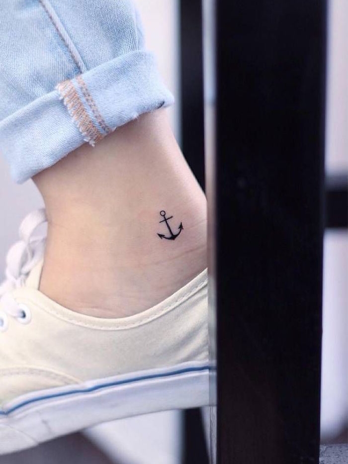 tatouage mini ancre marine à la cheville petit tattoo pied discret