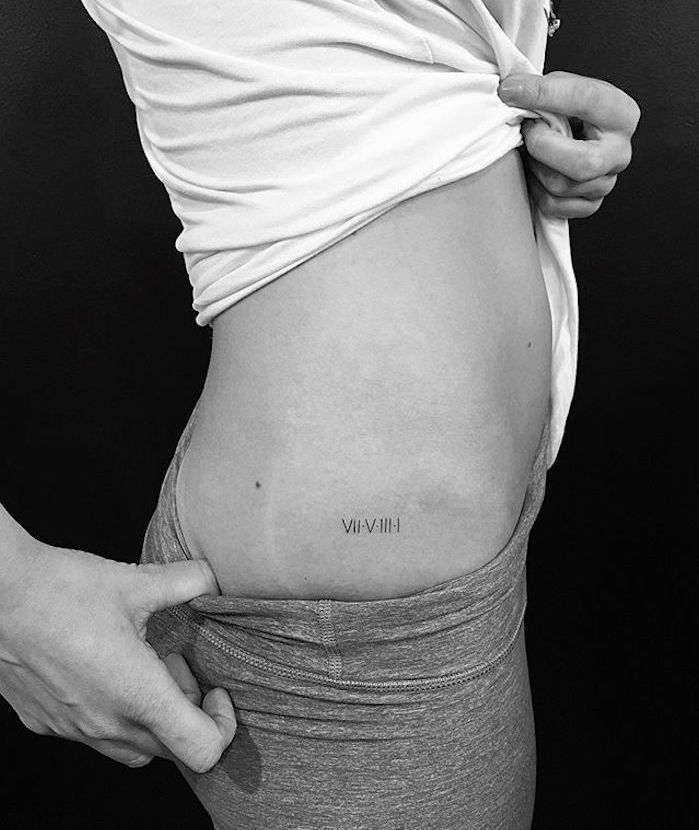idée tatouage chiffre romain discret sur la hanche femme date