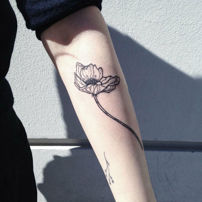 tatouage coquelicot, tatouage femme avant-bras fleur stylisé noire