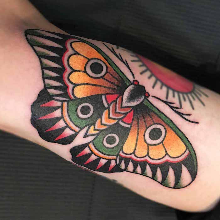 modele tatouage, papillon en couleurs, tatouage sur l'avant bras pour homme