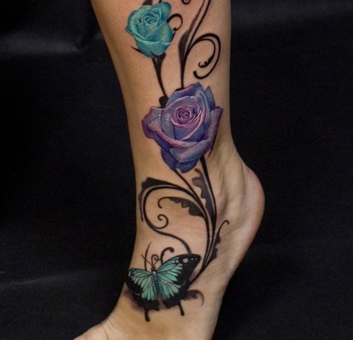 tatouage symbolique, art corporel à motifs rose bleu et violet, idée tatouage avec papillon en couleurs