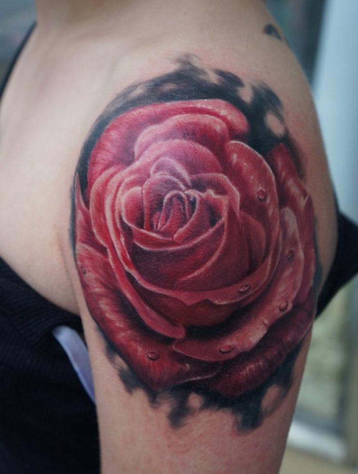 tatouage epaule rose rouge femme fleur rouge realiste
