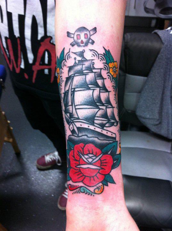 tattoo poignet rose rouge bateau corsaire avant bras old school