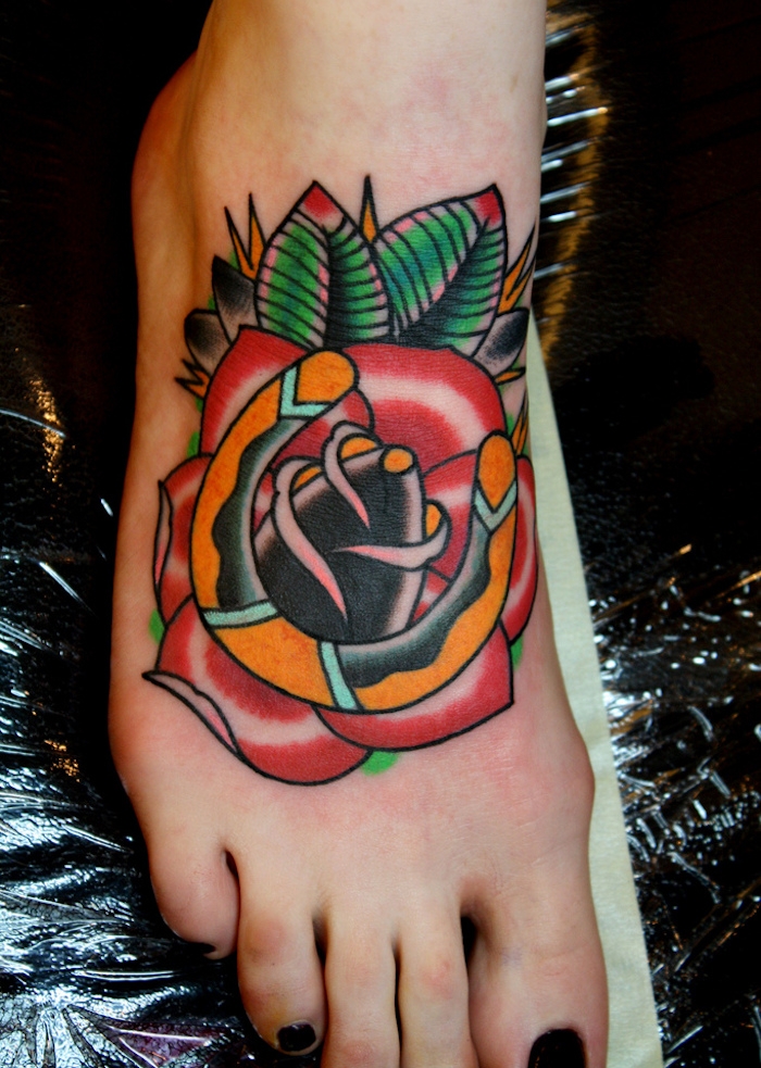 tattoo pied femme idée modele tatouages pieds rose rouge