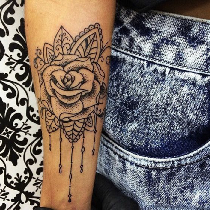 tatouage demi manchette femme, rose noire tatouée avec pendentifs