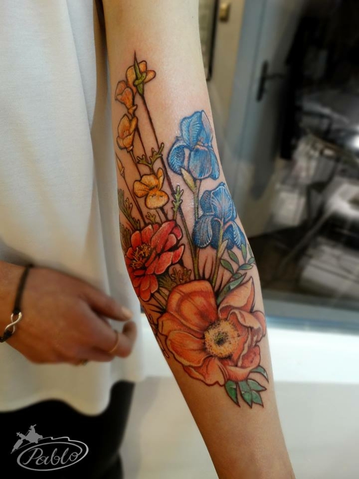 tatouage demi manchette femme, joli tatouage floral, plusieurs couleurs 
