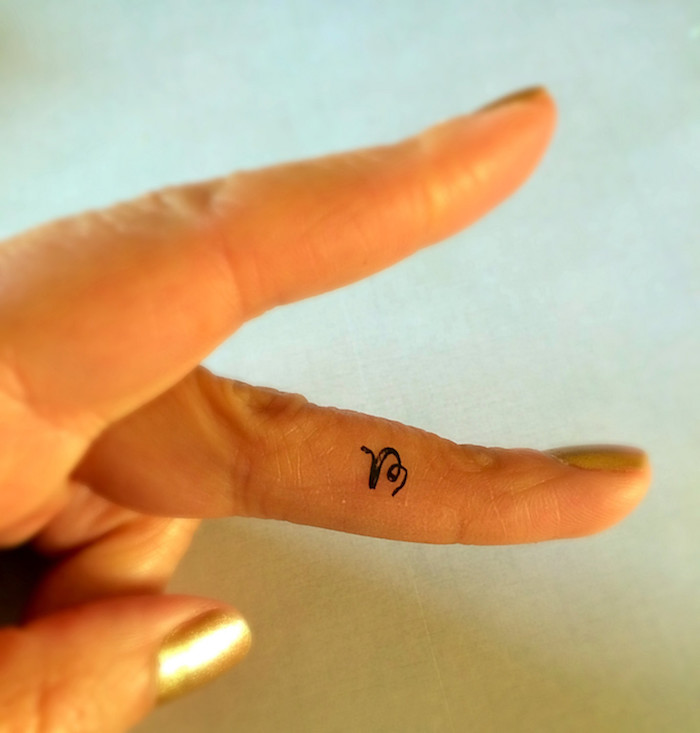 tatouage de doigt discret et fin symbole abstrait