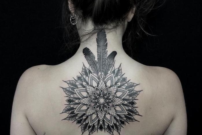 idée tatouage femme, dessin en encre sur la peau, tatouage à design mandala avec plumes sur le cou