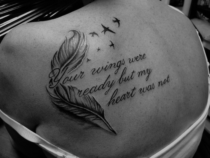idée tatouage femme, dessin en encre sur la peau, tatouage avec plumes et oiseaux volants, citation inspirante