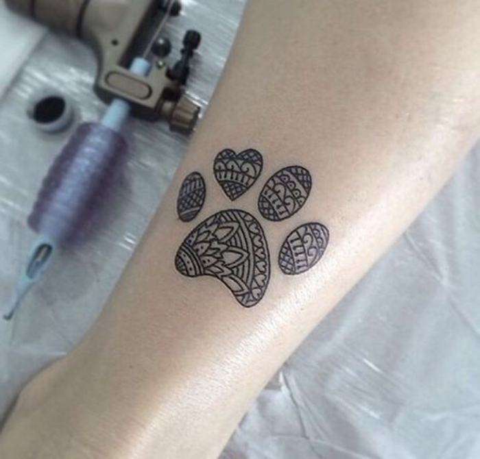 tatouage empreinte, patte de chien et de chat sur le mollet avec encre noire