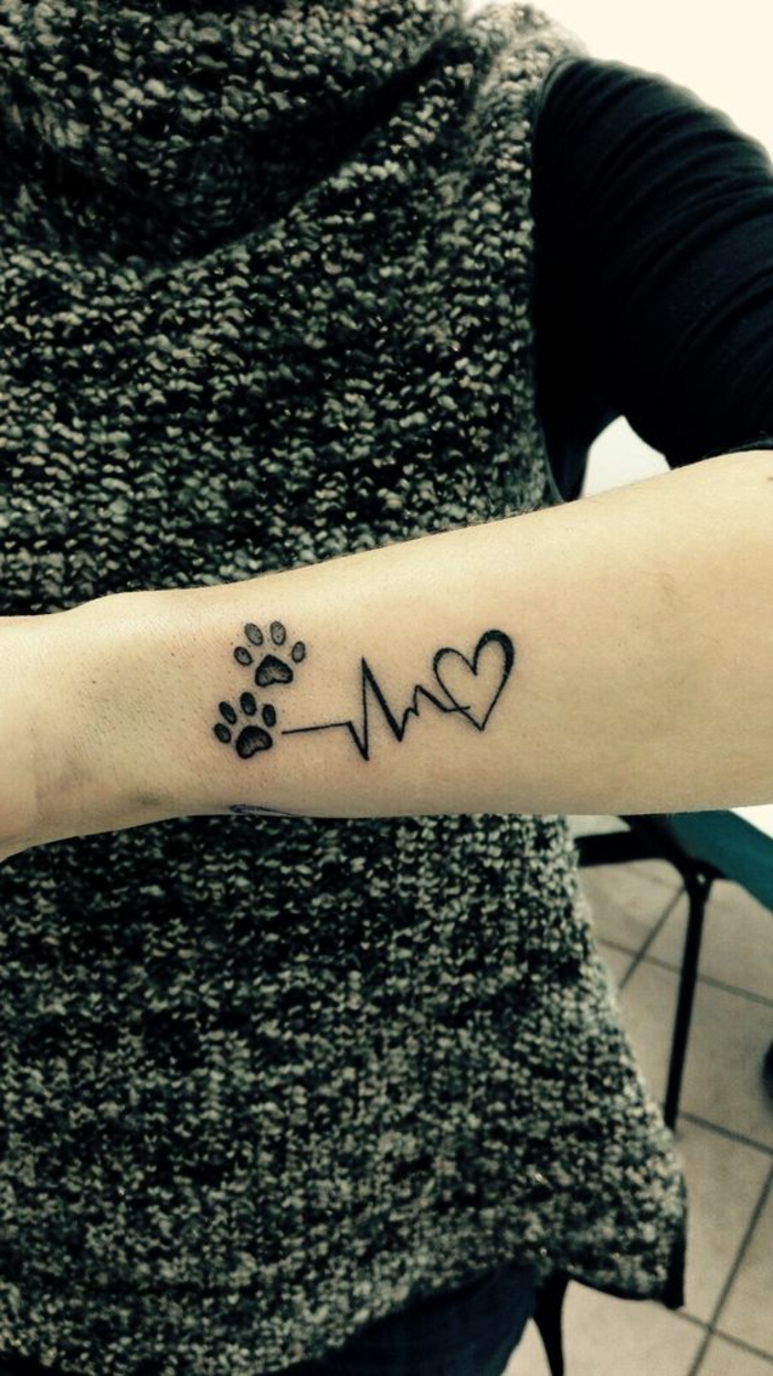 tatouage empreinte, pattes de chat à l'avant-bras et coeur avec cardiogramme