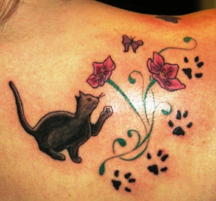 tatouage empreinte, fleurs tatoués, pattes de chat noirs, chat noir