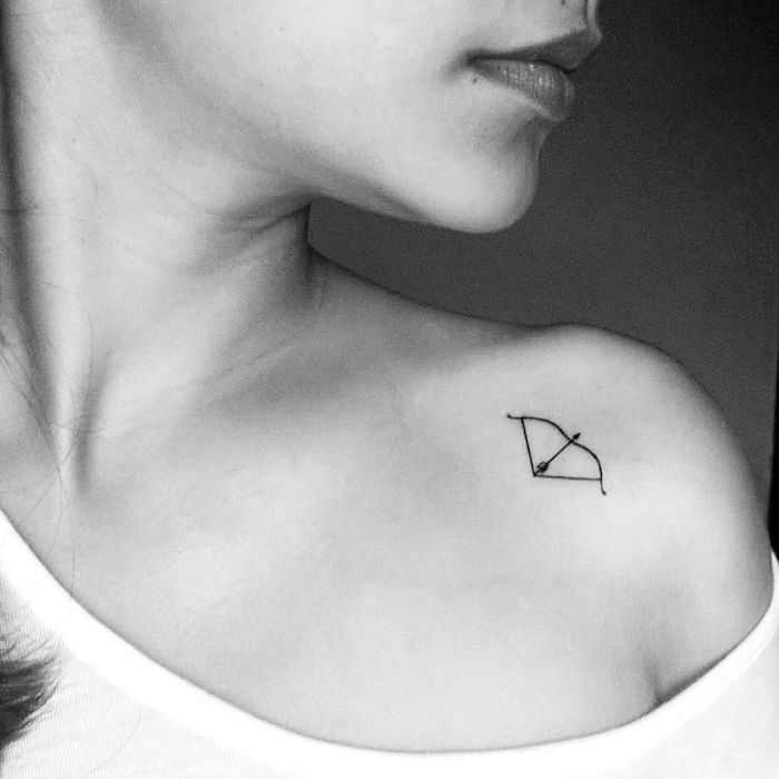 idée de tatouage discret épaule femme tattoo mini arc clavicule