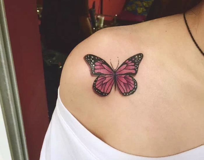 tatouage papillon 3d, blouse blanche avec manches tombantes, dessin en couleur sur le corps