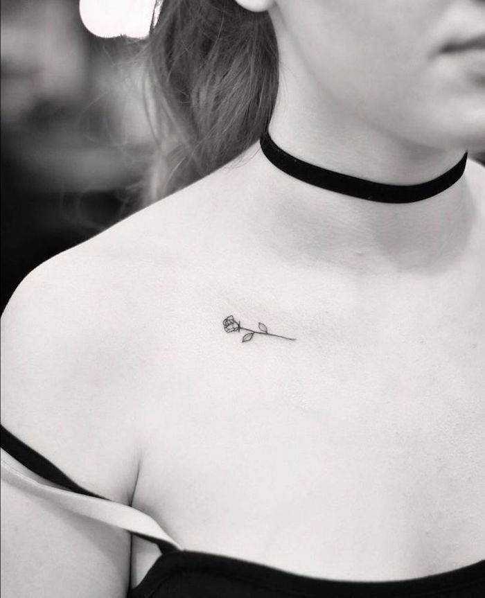 tatouage mini fleur rose sur la clavicule poitrine femme