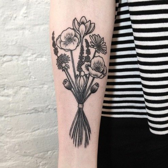 tatouage femme bras, cueillettes fleuries, tatouage avant-bras, blouse rayée