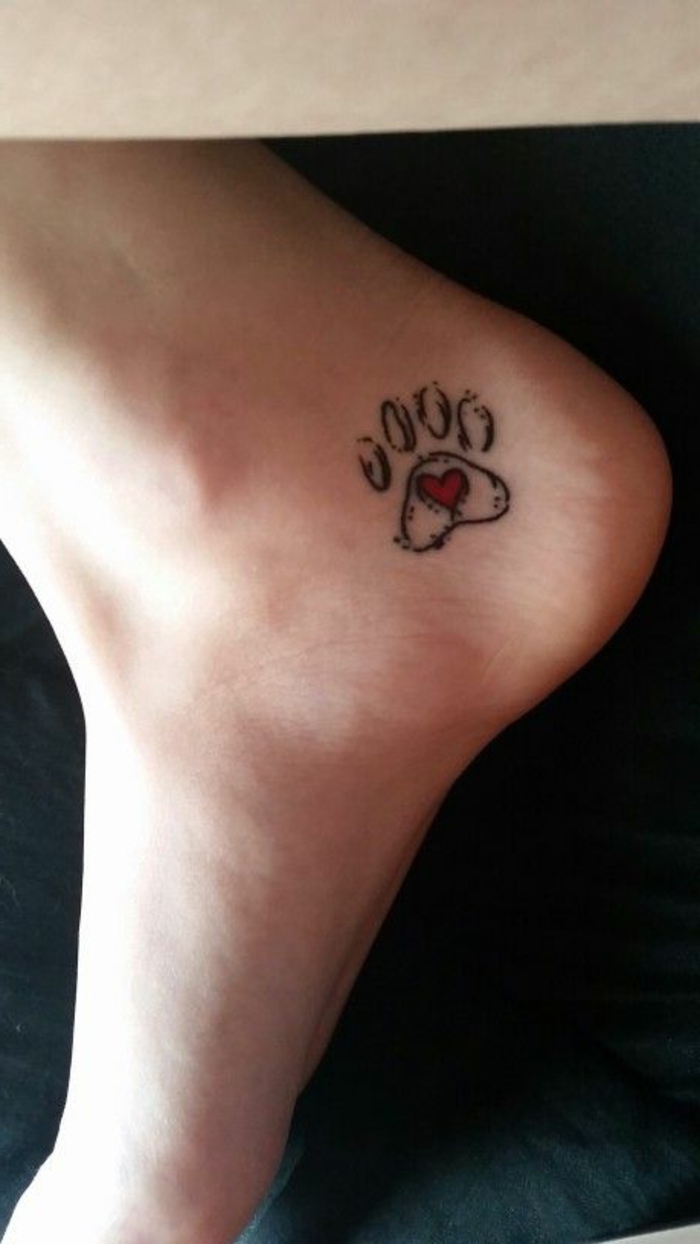 tatouage femme chat, tatouage au talon, encre noire et rouge