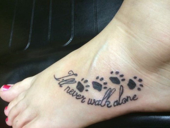 tatouage femme chat, tatouage sur le pied, quatre pattes et texte inspirant
