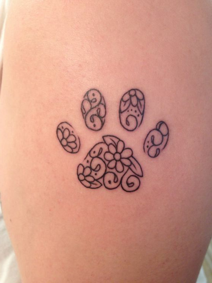 tatouage femme chat, pattes animales tatouées sut la peau, motifs floraux