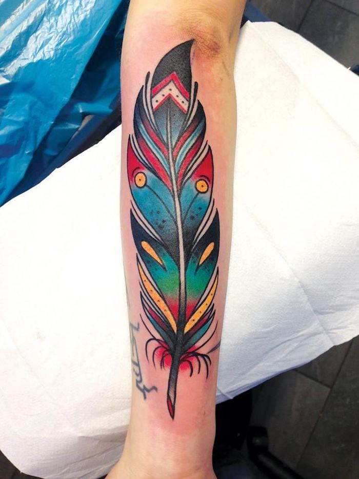 tatouage plume, dessin sur la peau, tatouage en couleurs à motifs plume