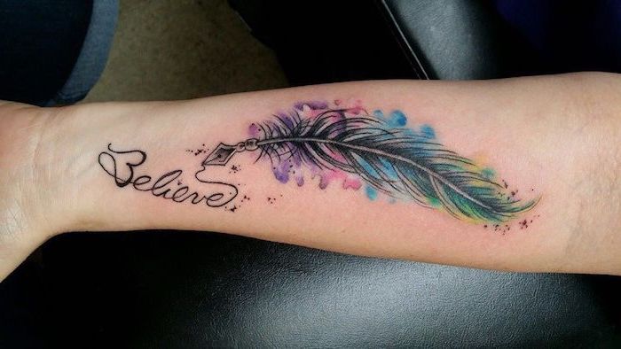 idée tatouage femme, dessin sur la peau en couleur, tatouage avec plume et mot inspirant croire