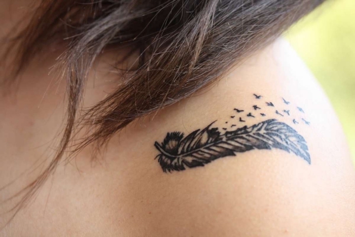idée tatouage femme, cheveux mi longs en nuance marron foncé, tatouage sur l'épaule discret avec plumes et oiseaux